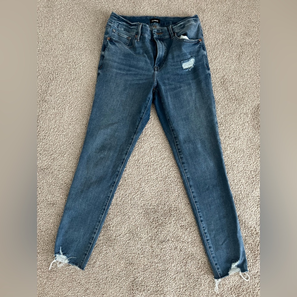 Express Woman’s distressed jeans